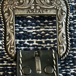 Ariat basic Western belt in black leather with beautiful edge stitching.